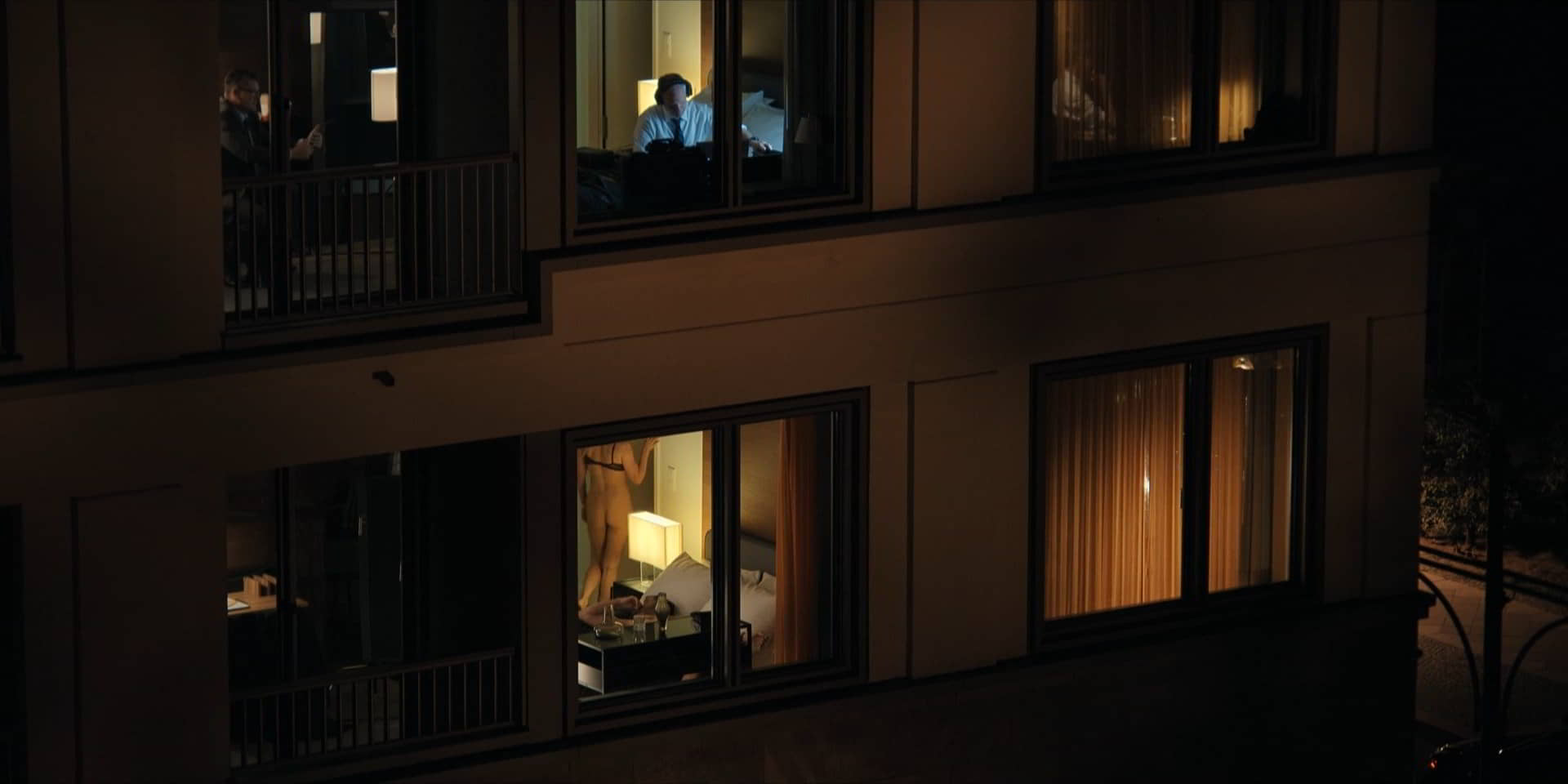 kaley-cuoco-sexy-the-flight-attendant-s02e01-02-2022-08 Kaley Cuoco Sexy The Flight Attendant S02e01 02 2022 08