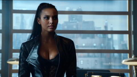 Morena Baccarin Sexy, Jessica Lucas Sexy - Gotham - S02E1 (2015)