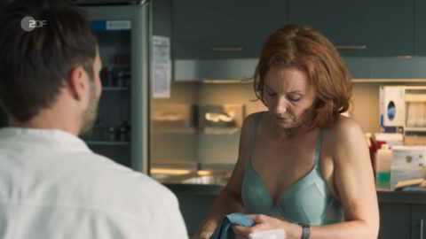 Carina Wiese Sexy - Doktor Ballouz - S03E01 (2023)