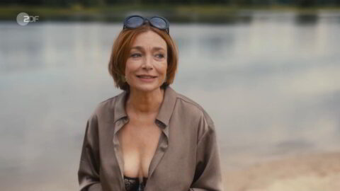 Aglaia Szyszkowitz Sexy Mit Herz und Holly S02E01 2024 3