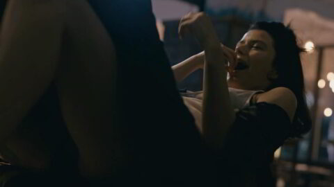 Beren Saat Sexy The Gift S01E01 2019 4