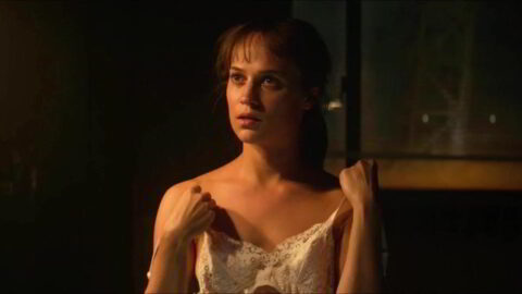 Alicia Vikander Sexy The Earthquake Bird 2019 3