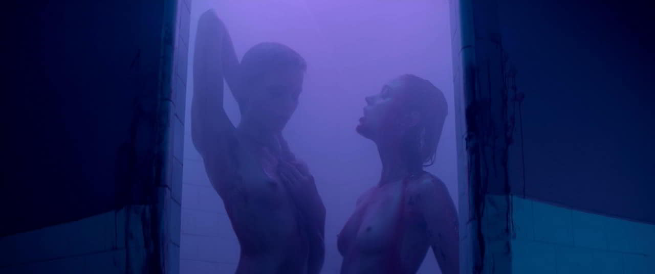 Abbey Lee, Bella Heathcote bare butt in The Neon Demon Abbey Lee, Bella Heathcote bare butt in The Neon Demon