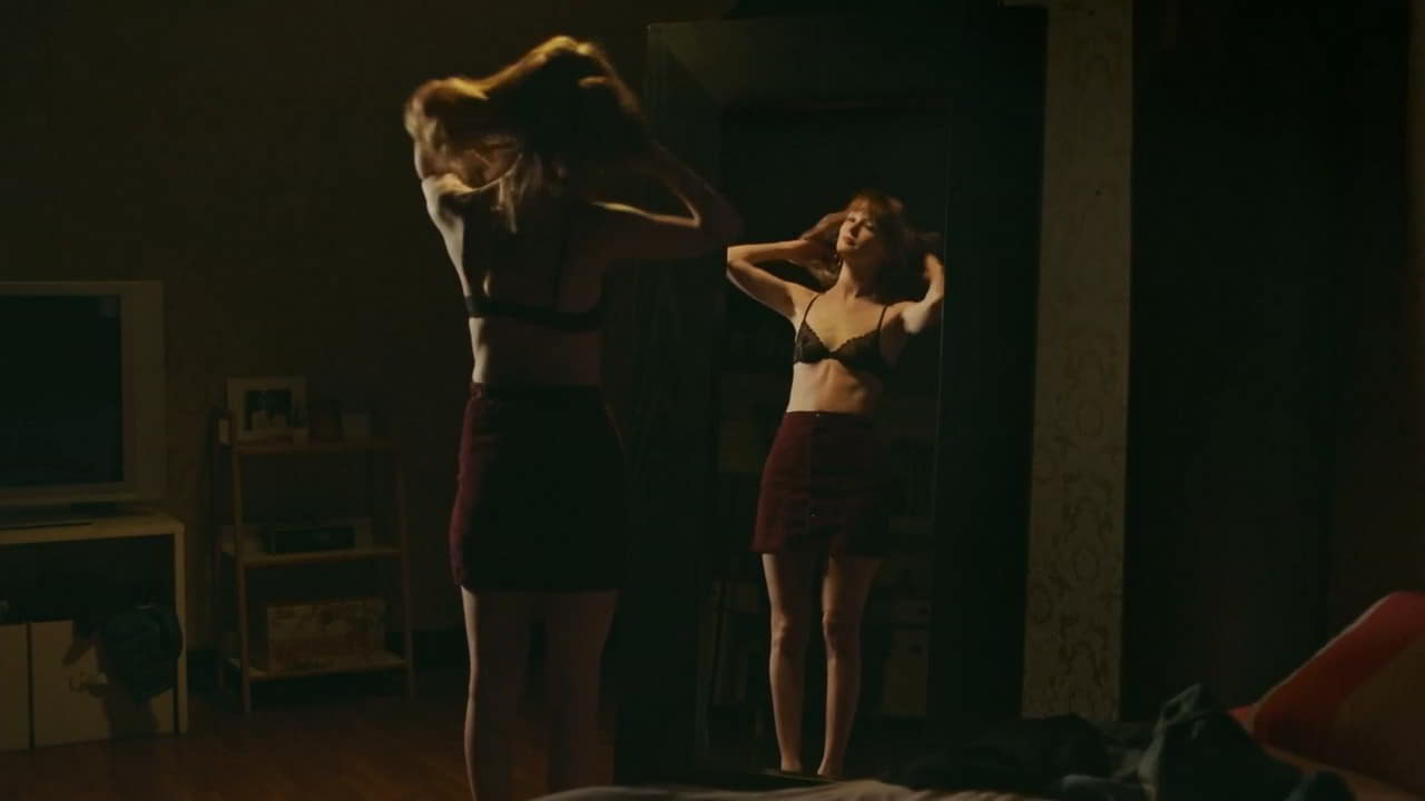 Alex Essoe, Anita Briem, Dominique Jane cleavage movie scene 2019 Alex Essoe, Anita Briem, Dominique Jane cleavage movie scene 2019