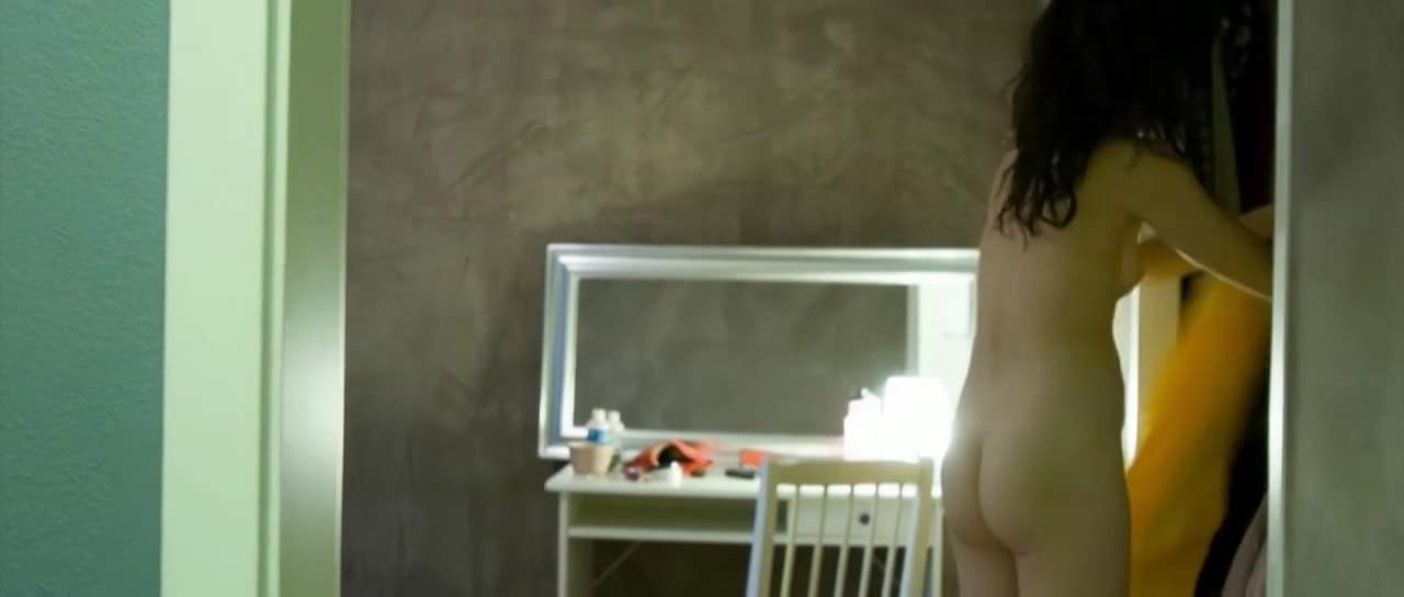 Alina Tomnikov topless Perheenjakaja Alina Tomnikov topless Perheenjakaja