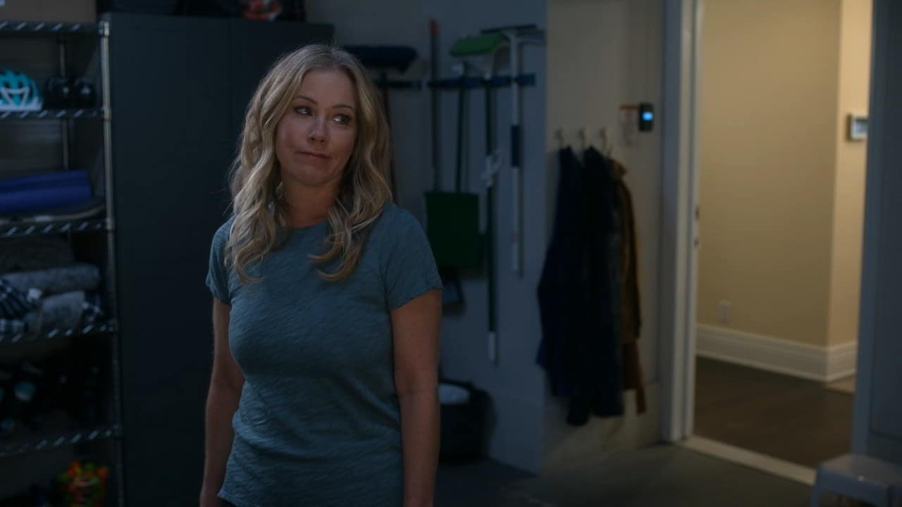 Christina Applegate, Linda Cardellini, Natalie Morales cleavage movie scene 2021 Christina Applegate, Linda Cardellini, Natalie Morales cleavage movie scene 2021