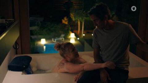 Christine Eixenberger Sexy Toni mannlich Hebamme S01E08 2023 4