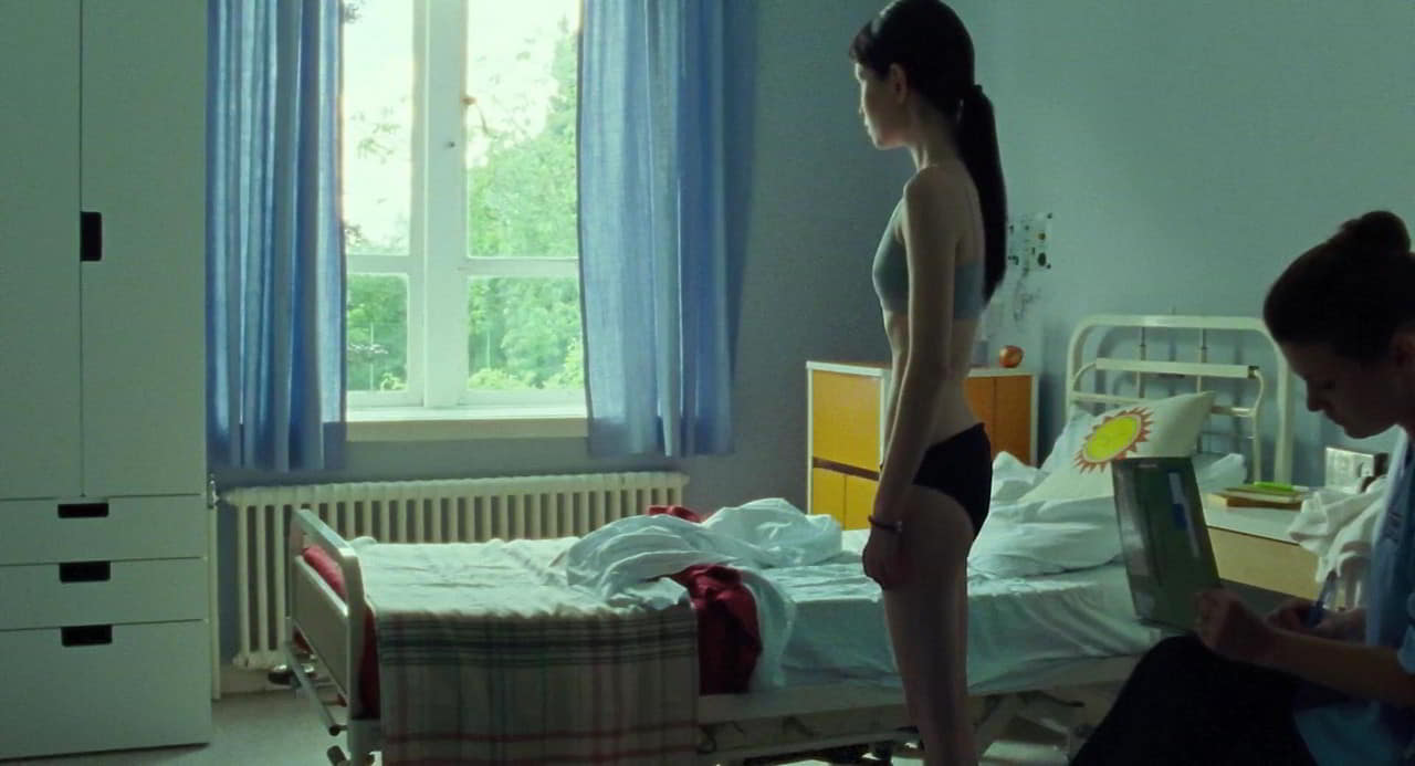 Emily Browning cleavage movie scene 2014 Emily Browning cleavage movie scene 2014