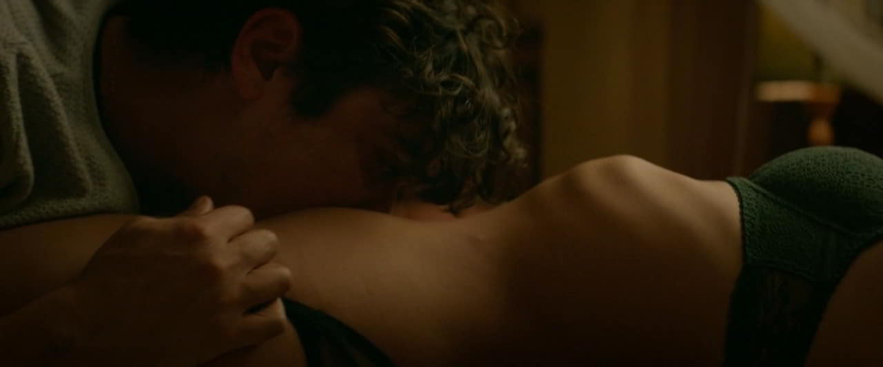 Emily Ratajkowski bare butt in Welcome Home Emily Ratajkowski bare butt in Welcome Home