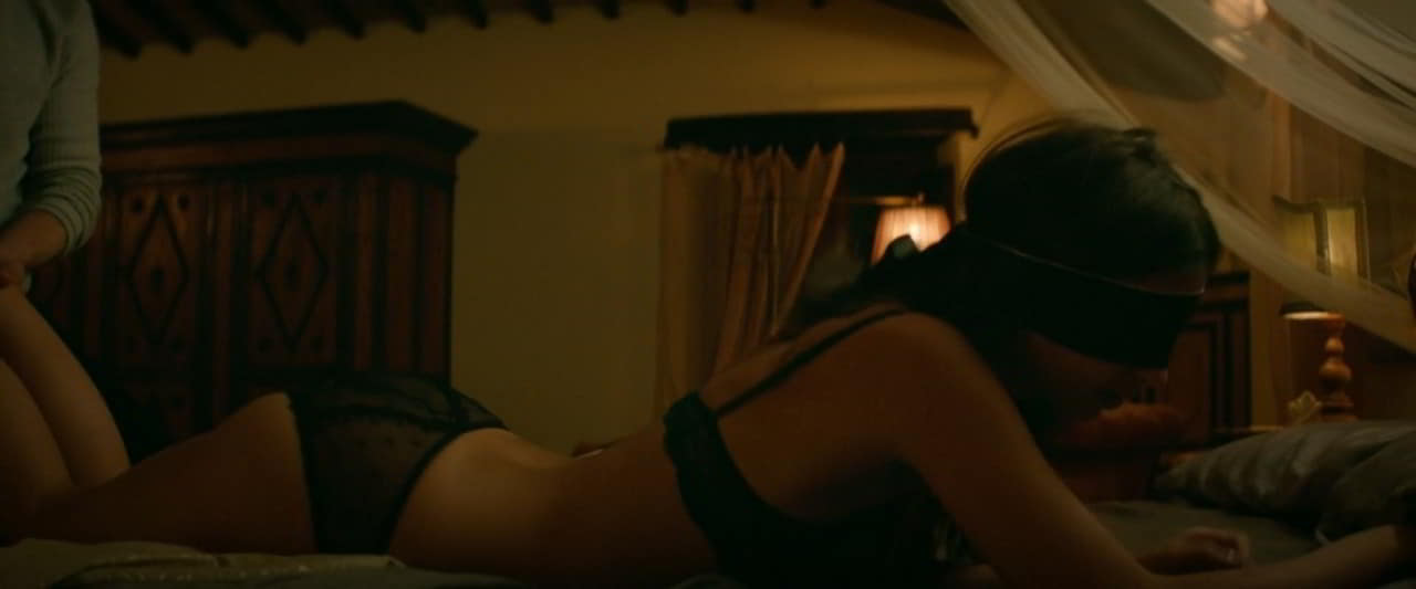 Emily Ratajkowski nude scene in Welcome Home Emily Ratajkowski nude scene in Welcome Home