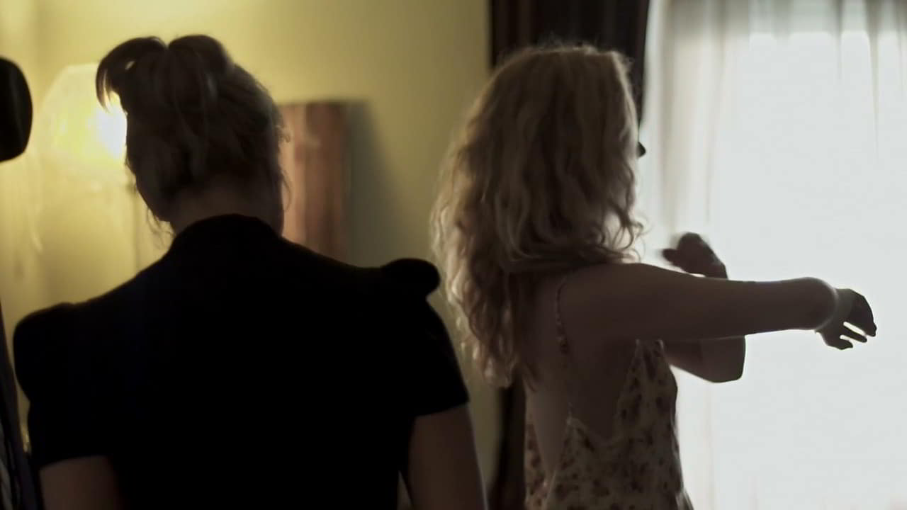 Evelyne Brochu topless L'appartement Evelyne Brochu topless L'appartement