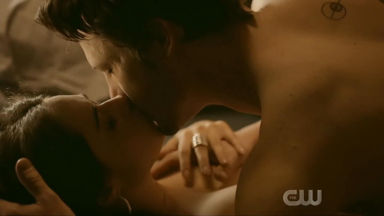 Jeanine Mason topless Roswell, New Mexico - S01E13 Jeanine Mason topless Roswell, New Mexico - S01E13