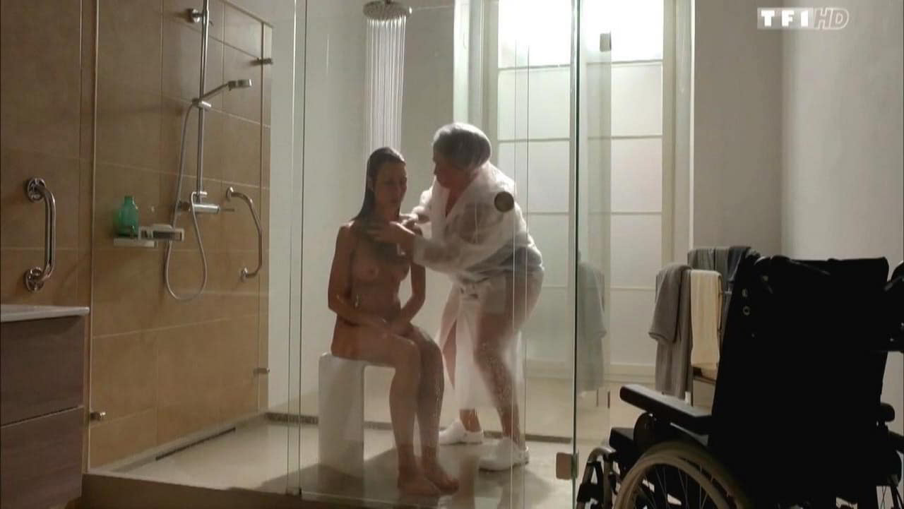 Jennifer Lauret bare butt in Une Famille Formidable - S12E04 Jennifer Lauret bare butt in Une Famille Formidable - S12E04