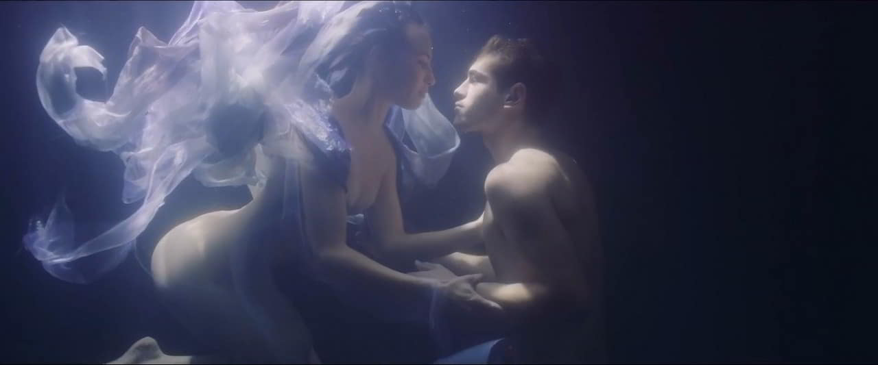 Jessica Josse bare butt in Blow Jessica Josse bare butt in Blow