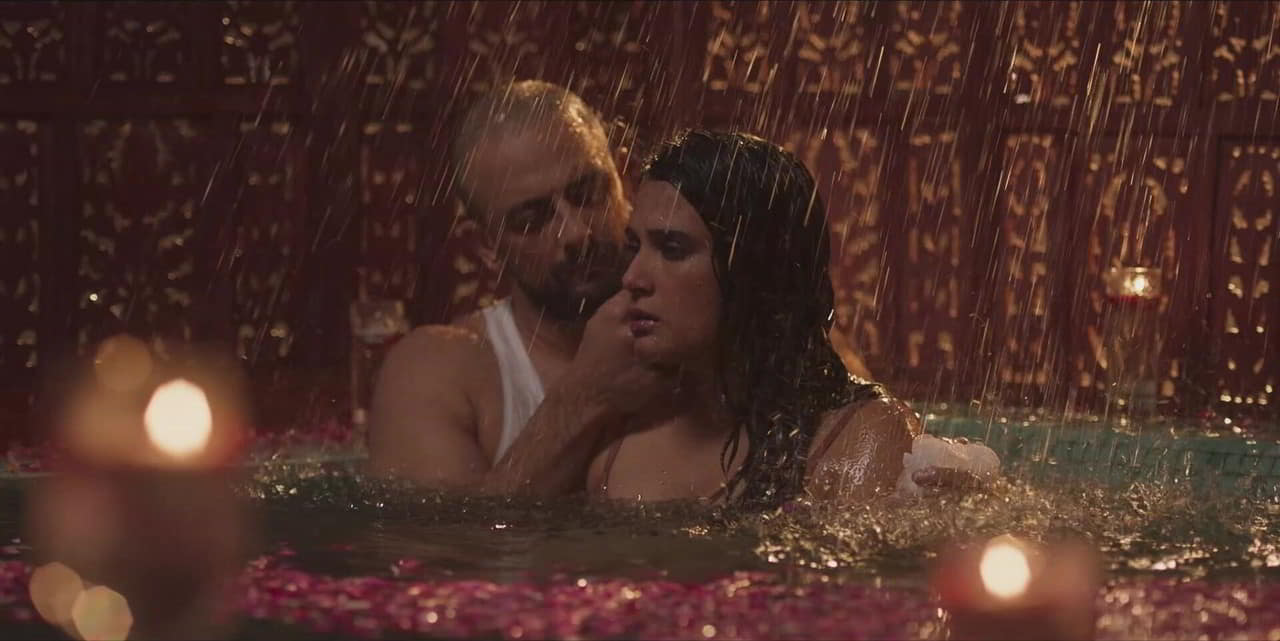 Karishma Tanna, Richa Chadha bare butt in Lahore Confidential Karishma Tanna, Richa Chadha bare butt in Lahore Confidential