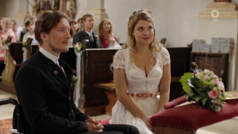 Lara Mandoki Sexy Toni mannlich Hebamme S01E02 2019 4