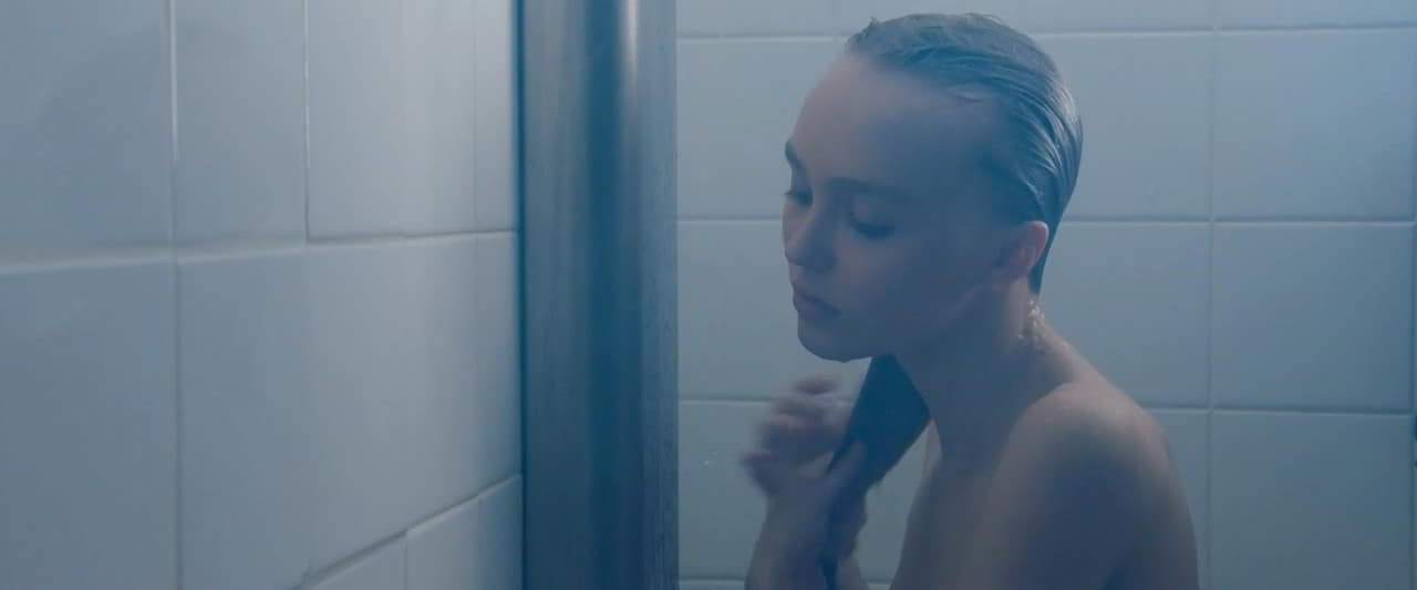 Lily bare butt in Rose Depp Sexy - Les fauves Lily bare butt in Rose Depp Sexy - Les fauves