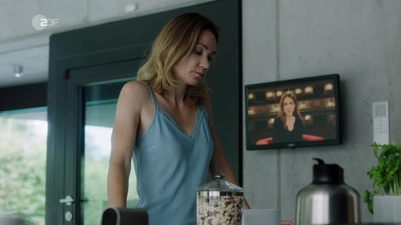 Lisa Maria Potthoff topless Eine riskante Entscheidung Lisa Maria Potthoff topless Eine riskante Entscheidung