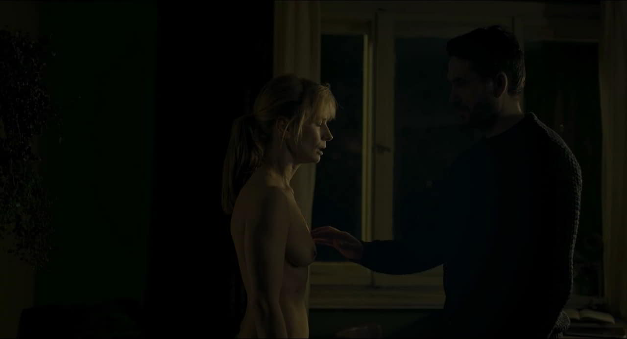 Magdalena Cielecka, Agata Buzek bare butt in Ciemno, prawie noc Magdalena Cielecka, Agata Buzek bare butt in Ciemno, prawie noc