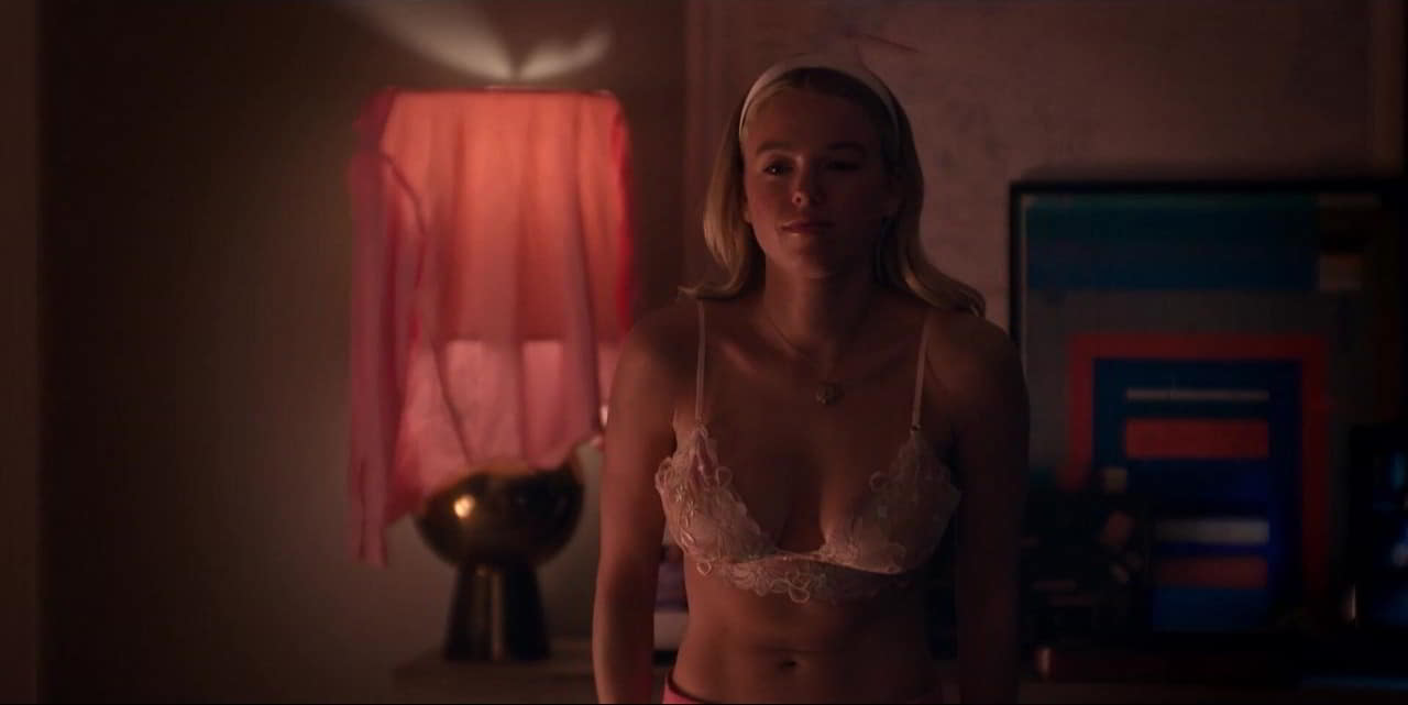 Milly Alcock, Meghann Fahy, Julianne Moore cleavage movie scene 2025 Milly Alcock, Meghann Fahy, Julianne Moore cleavage movie scene 2025
