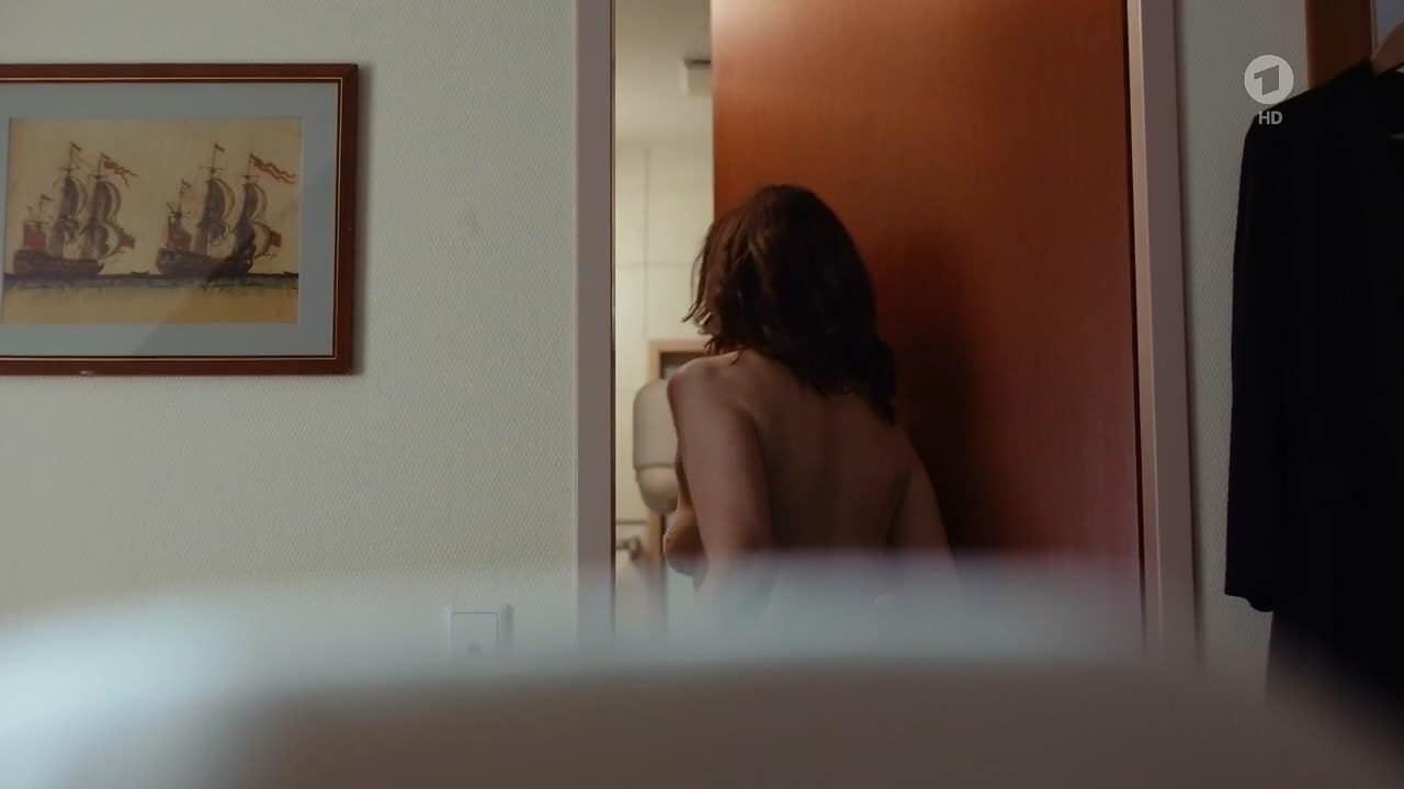 Nina Kronjager bare butt in Risiko Pille Nina Kronjager bare butt in Risiko Pille