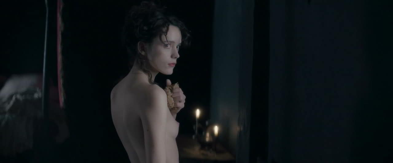 Stacy Martin bare butt in Dernier amour Stacy Martin bare butt in Dernier amour