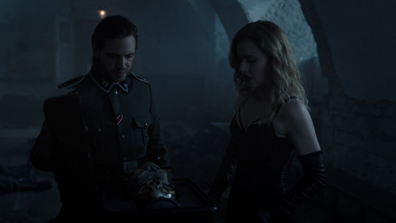 Amanda Schull bare butt in 12 Monkeys - S04E06 Amanda Schull bare butt in 12 Monkeys - S04E06