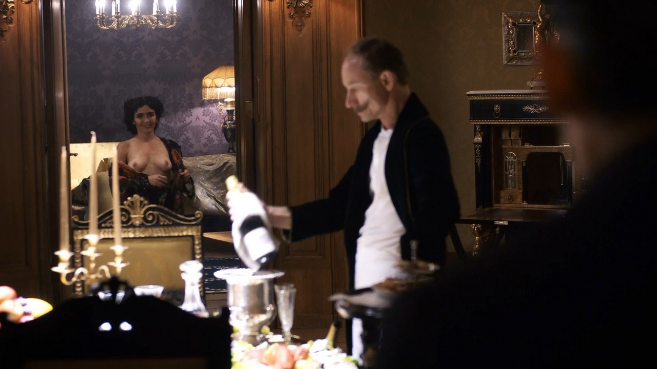 Ana Kavalis bare butt in Das Adlon. Eine Familiensaga Ana Kavalis bare butt in Das Adlon. Eine Familiensaga