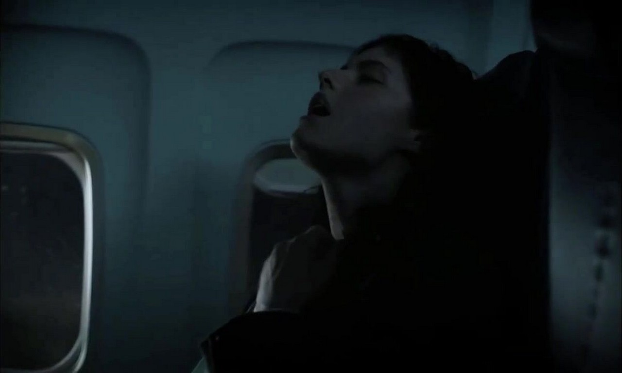 Annabeth Gish, Alexandra Daddario bare butt in Mayfair Witches - S01E02 Annabeth Gish, Alexandra Daddario bare butt in Mayfair Witches - S01E02