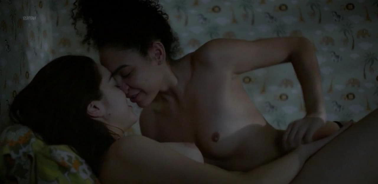 Bella Camero, Sol Menezzes topless Desnude - S01E05 Bella Camero, Sol Menezzes topless Desnude - S01E05