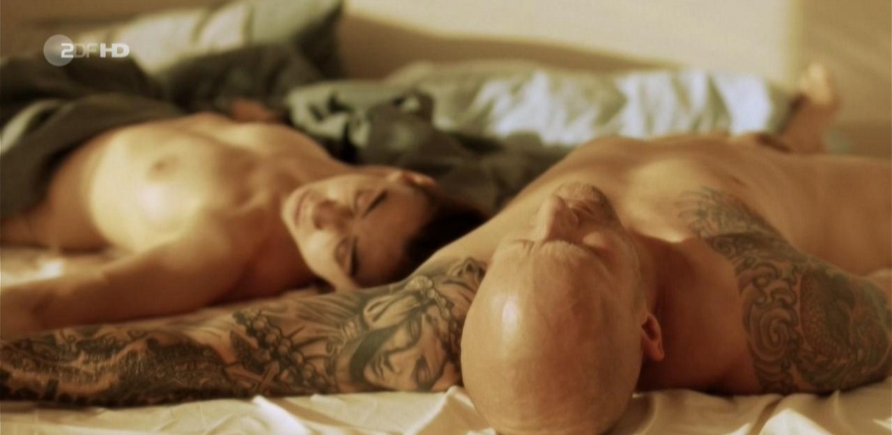 Carol Schuler, Peri Baumeister bare butt in Blochin - Die Lebenden und die Toten - S01E04 Carol Schuler, Peri Baumeister bare butt in Blochin - Die Lebenden und die Toten - S01E04