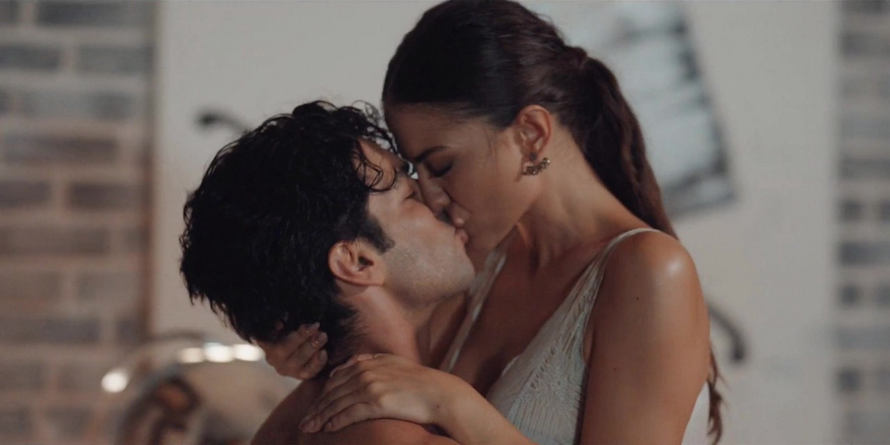 Demet Özdemir bare butt in Love Tactics Demet Özdemir bare butt in Love Tactics
