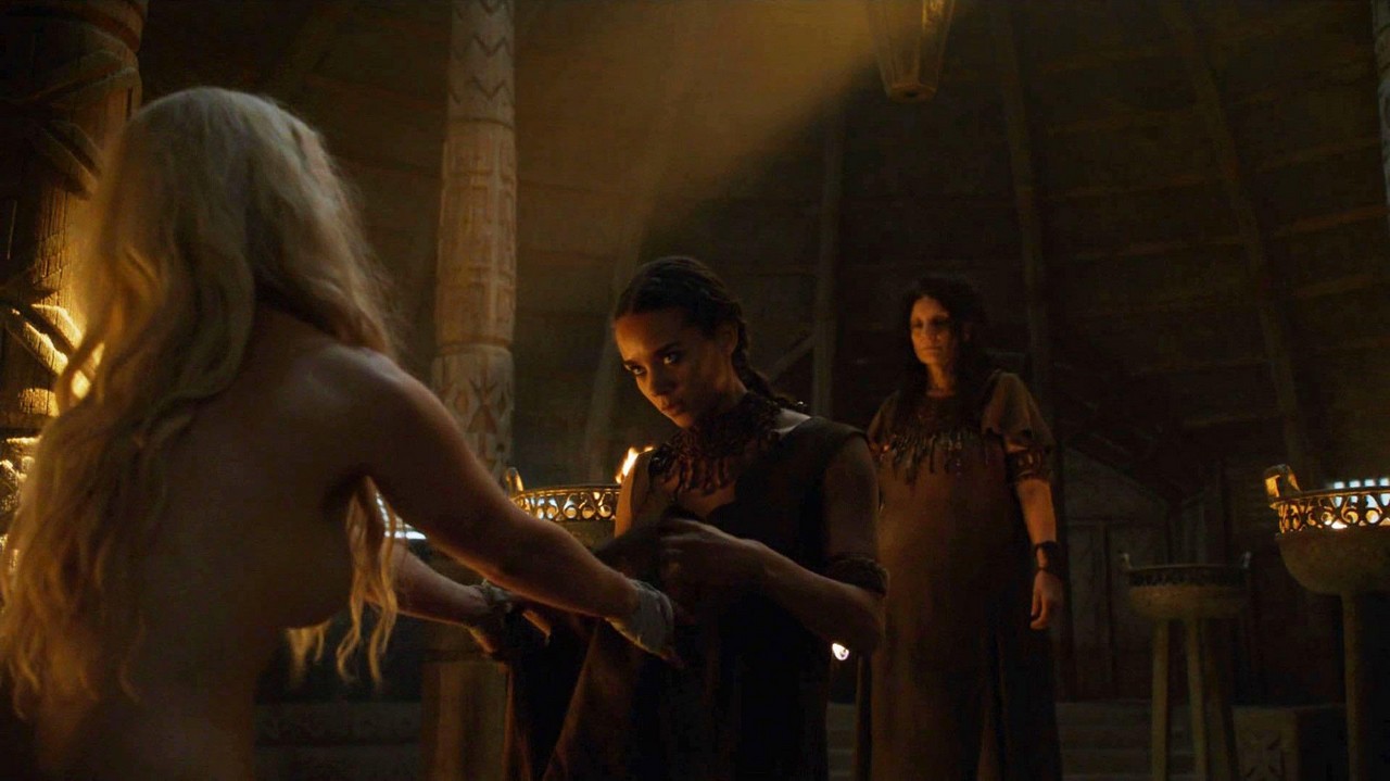Emilia Clarke bare butt in Game of Thrones - S06E03 Emilia Clarke bare butt in Game of Thrones - S06E03