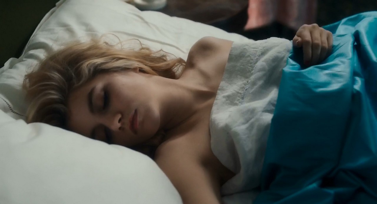 Galatea Bellugi, Isabelle Huppert cleavage movie scene 2019 Galatea Bellugi, Isabelle Huppert cleavage movie scene 2019