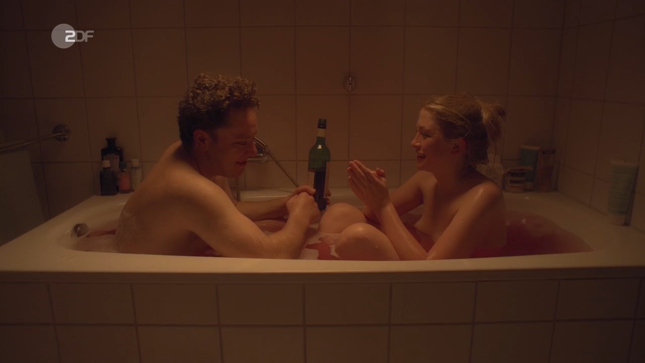 Isabella Wolf bare butt in Fett und Fett - S02E02 Isabella Wolf bare butt in Fett und Fett - S02E02