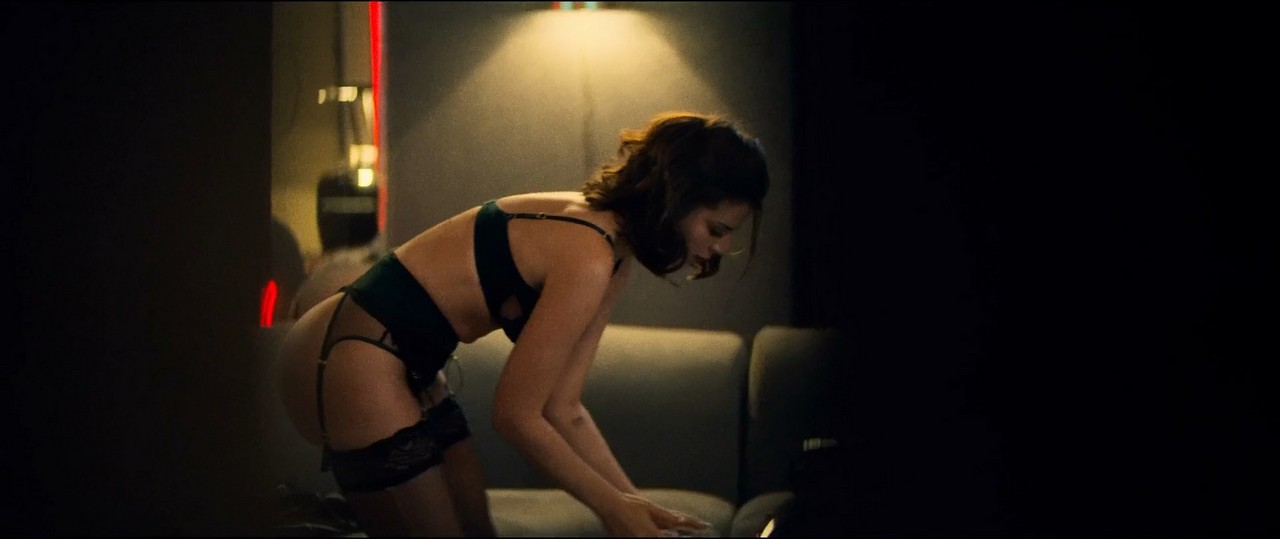 Julia Fox cleavage movie scene 2019 Julia Fox cleavage movie scene 2019