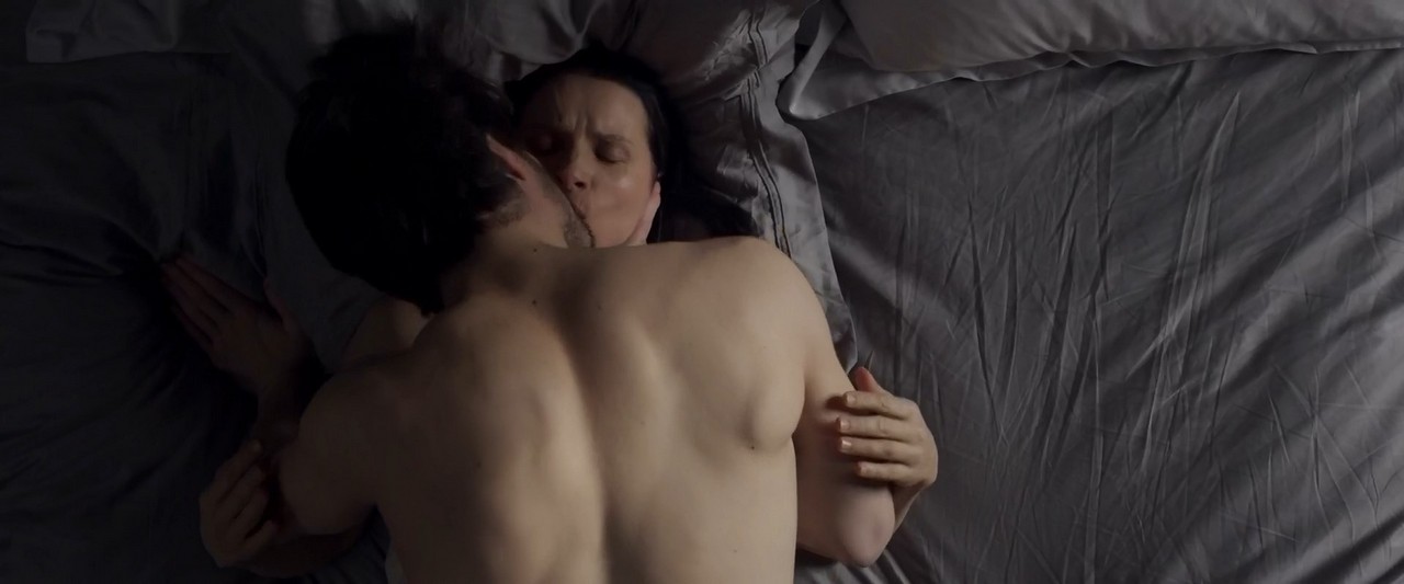 Juliette Binoche bare butt in Celle que vous croyez Juliette Binoche bare butt in Celle que vous croyez