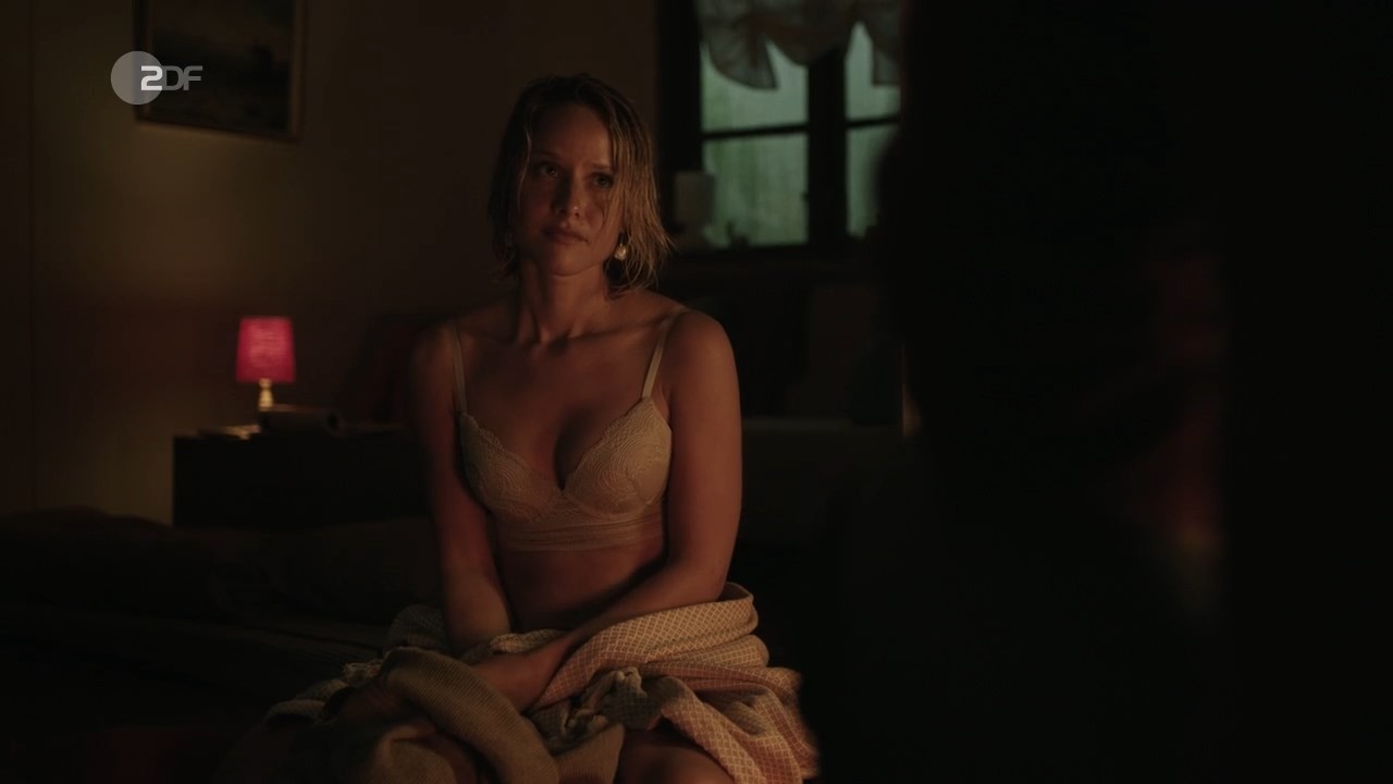Lea Louisa Wolfram cleavage movie scene 2020 Lea Louisa Wolfram cleavage movie scene 2020