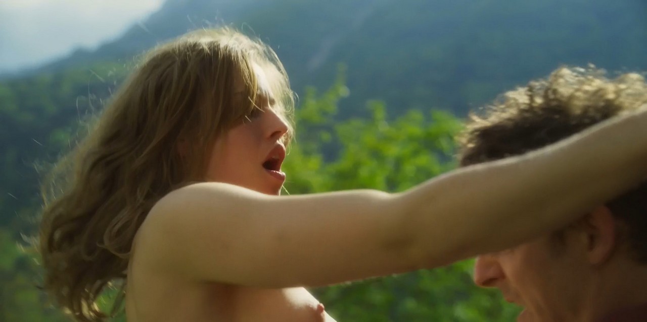 Lou de Laage bare butt in Blanche comme neige Lou de Laage bare butt in Blanche comme neige