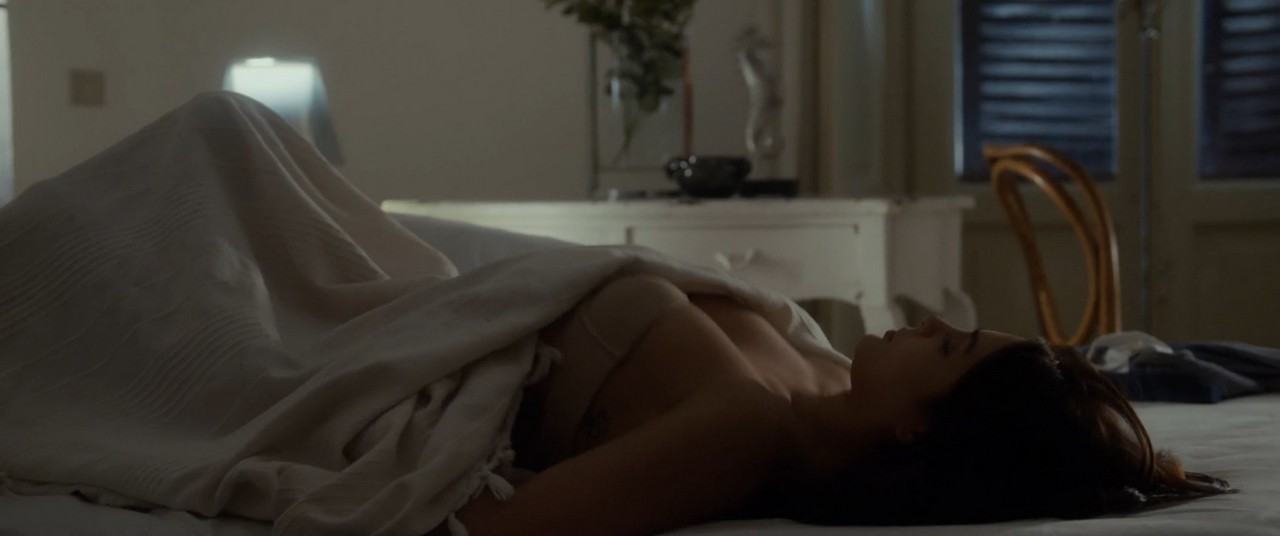 Lovi Poe bare butt in Malaya Lovi Poe bare butt in Malaya