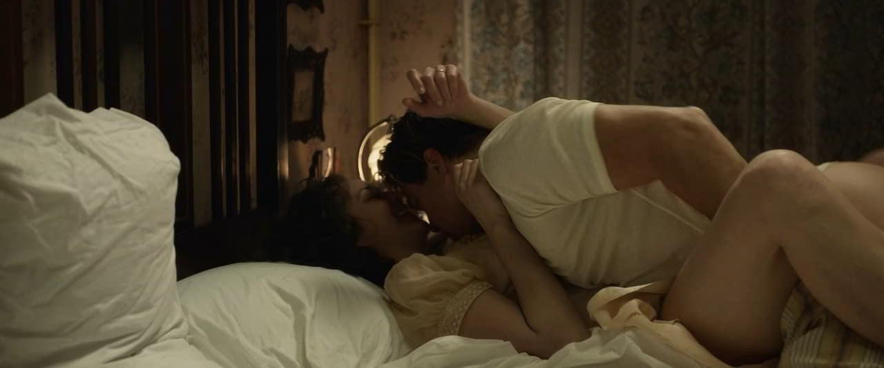 Marion Cotillard bare butt in Allied Marion Cotillard bare butt in Allied