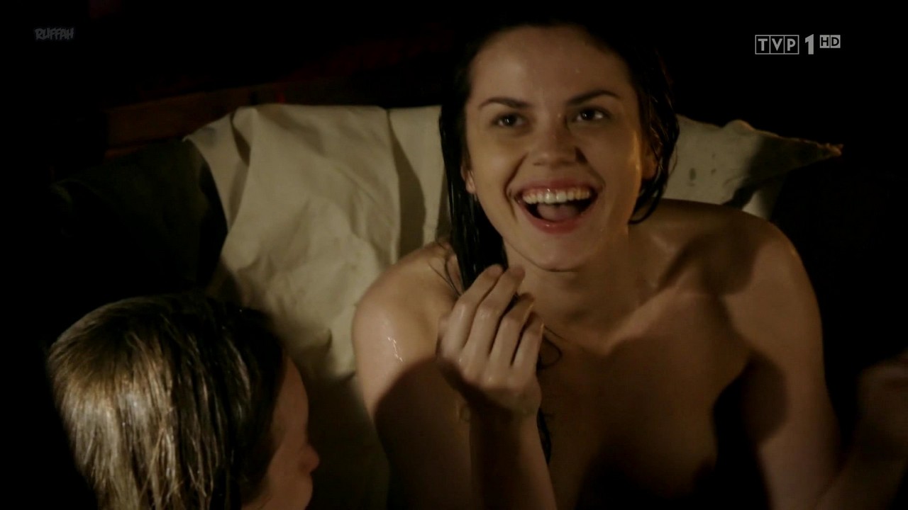 Paulina Lasota, Dagmara Bąk bare butt in Korona Krolow - S01E23 Paulina Lasota, Dagmara Bąk bare butt in Korona Krolow - S01E23