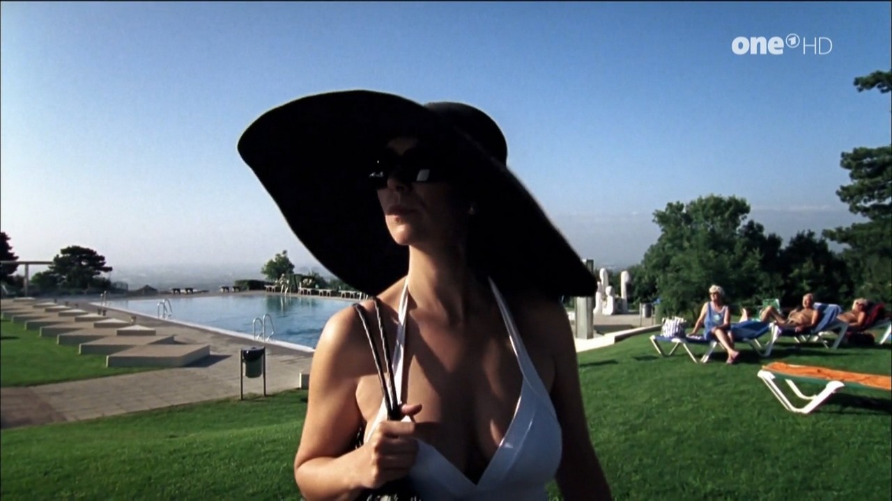 Ursula Strauss nude scene in Schnell ermittelt - S04E09 Ursula Strauss nude scene in Schnell ermittelt - S04E09