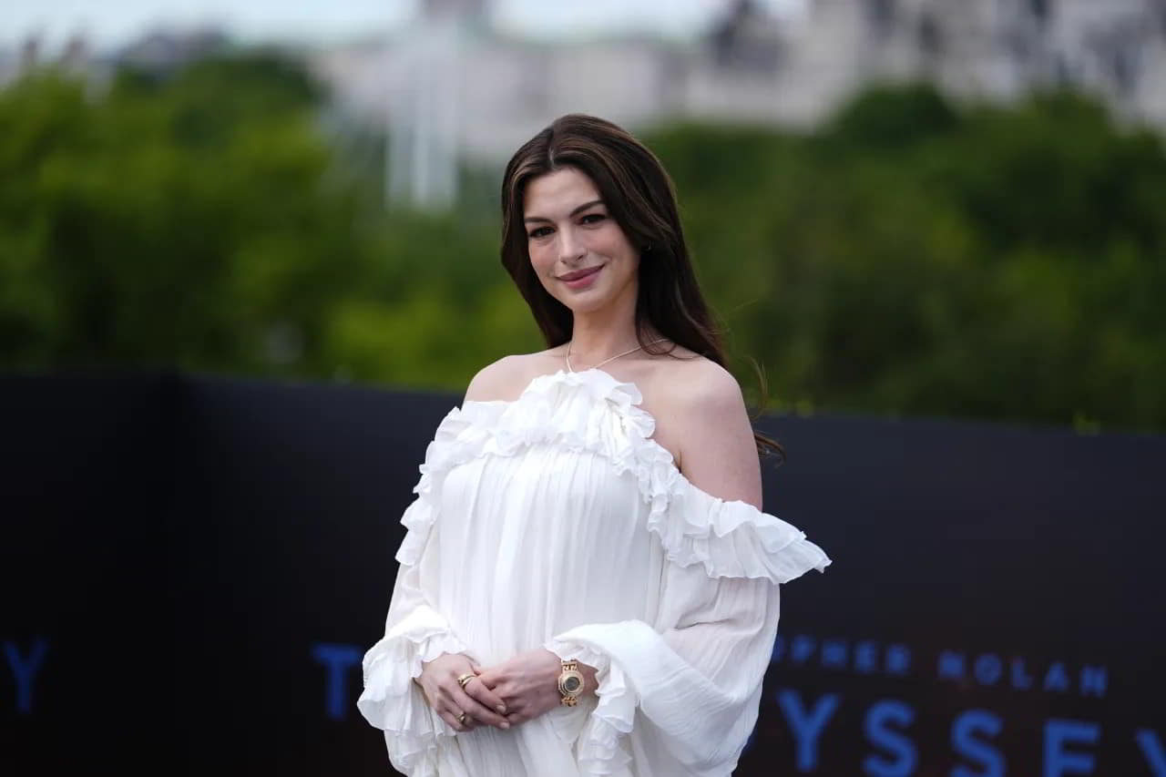 Naked Anne Hathaway Flaunts Her Legs in a Ruffled Mini at 'The Odyssey' Photocall explicit photo Naked Anne Hathaway Flaunts Her Legs in a Ruffled Mini at 'The Odyssey' Photocall explicit photo