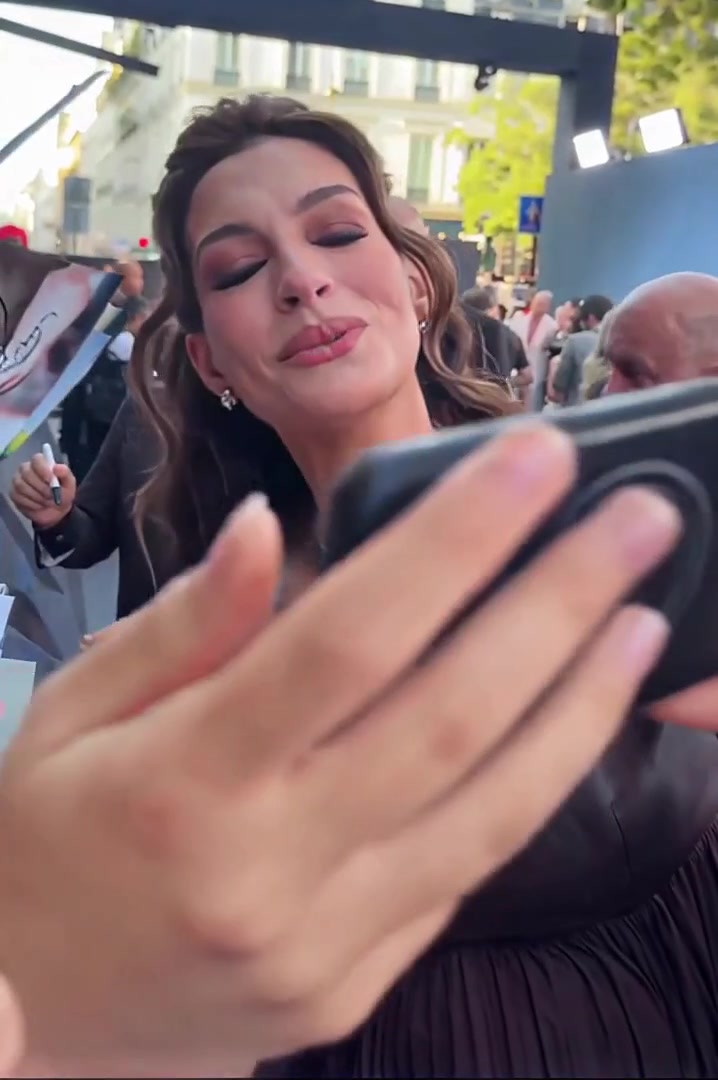Watch Anne Hathaway Shows Cleavage at The Odyssey Paris Premiere naked video Watch Anne Hathaway Shows Cleavage at The Odyssey Paris Premiere naked video