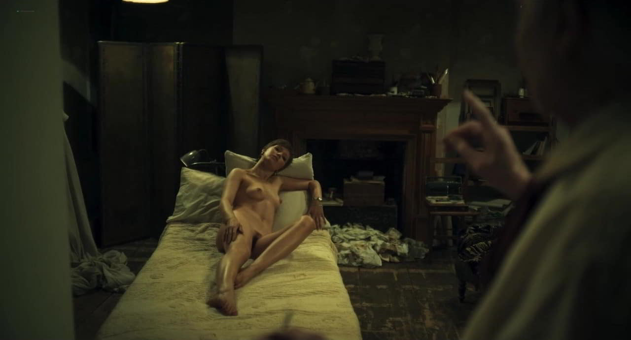 Ellie Bamber bare butt in Moss & Freud Ellie Bamber bare butt in Moss & Freud