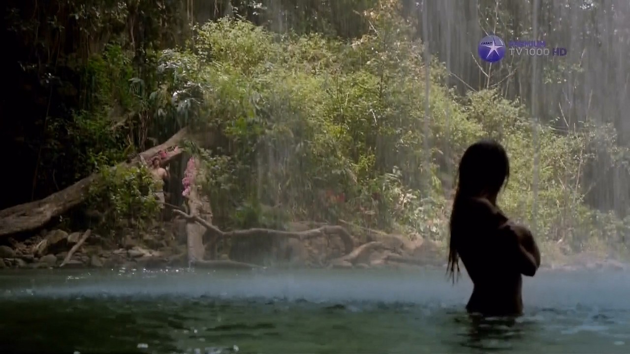 Indiana Evans bare butt in Blue Lagoon: The Awakening Indiana Evans bare butt in Blue Lagoon: The Awakening