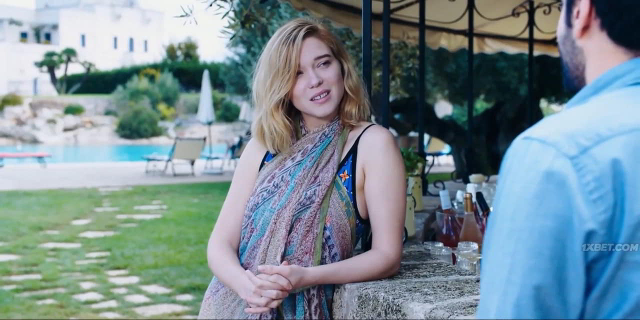 Lea Seydoux cleavage movie scene 2021 Lea Seydoux cleavage movie scene 2021
