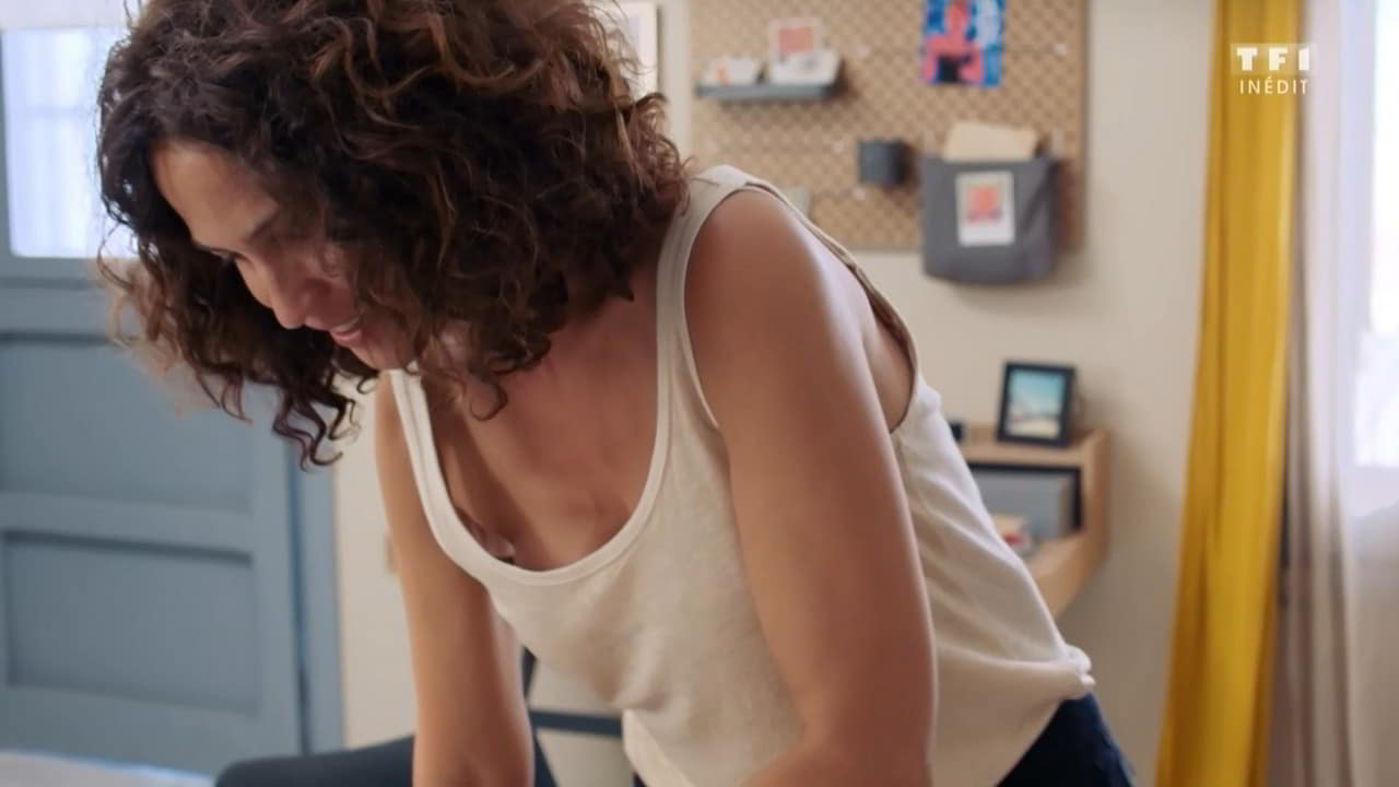 Linda Hardy bare butt in Demain Nous Appartient - S01 Linda Hardy bare butt in Demain Nous Appartient - S01