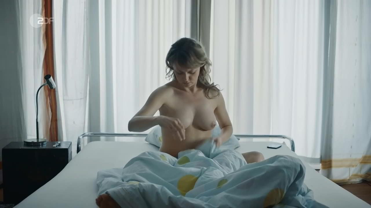 Lisa Wagner bare butt in Kommissarin Heller - S01E09 Lisa Wagner bare butt in Kommissarin Heller - S01E09